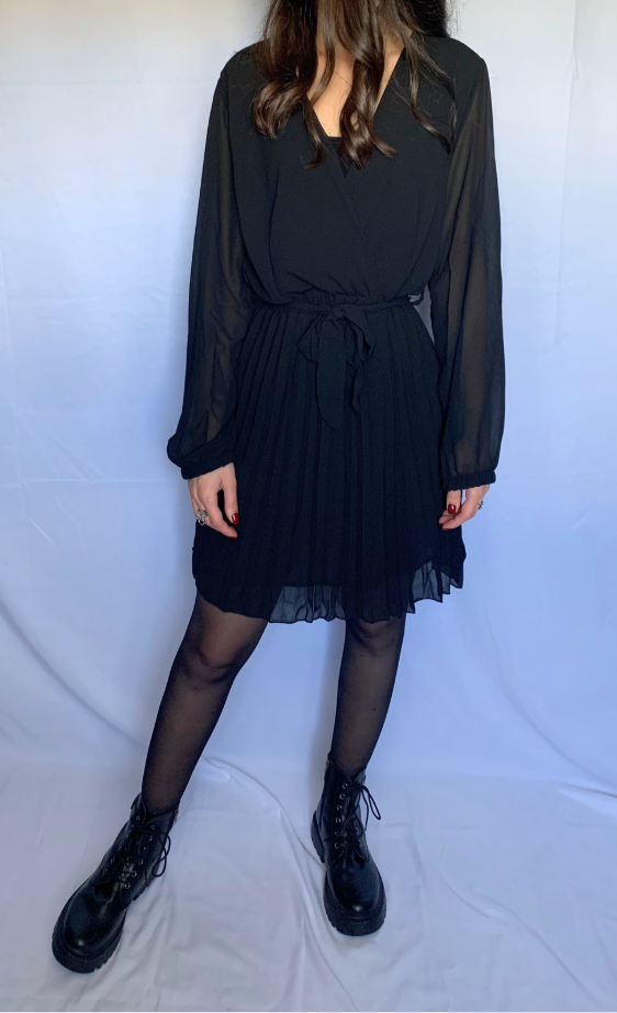 Robe Noire Courte Cache-Cœur à Jupe Plissée