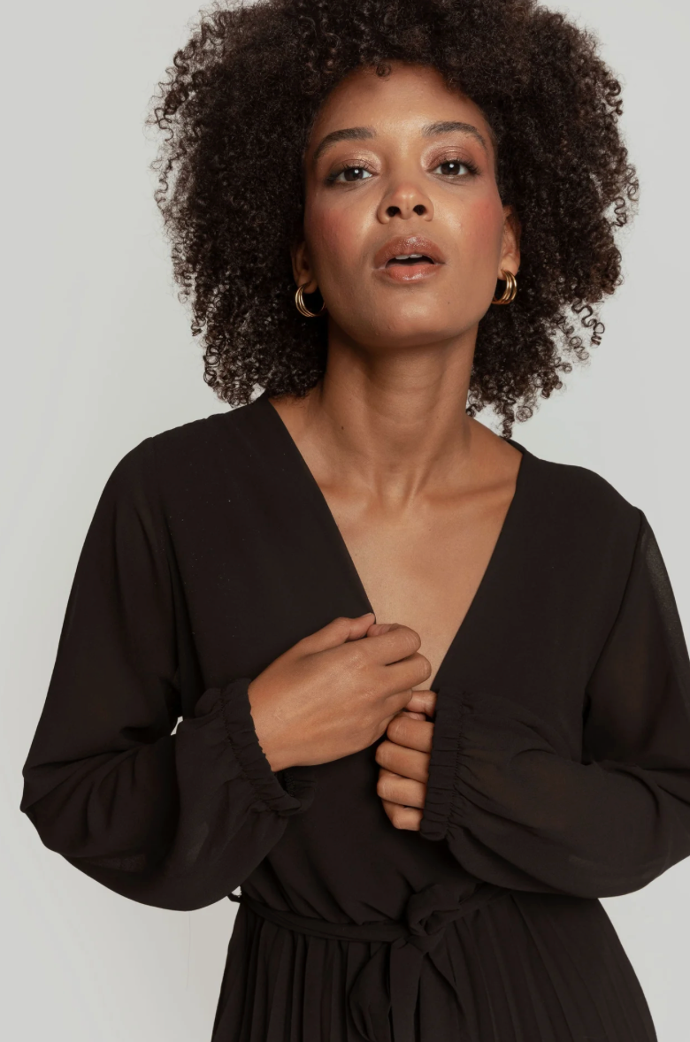 Robe Noire Courte Cache-Cœur à Jupe Plissée