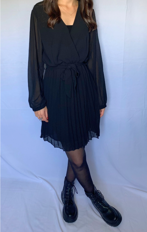 Robe Noire Courte Cache-Cœur à Jupe Plissée