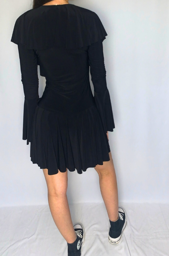 Robe noire élégante cintrée à volants