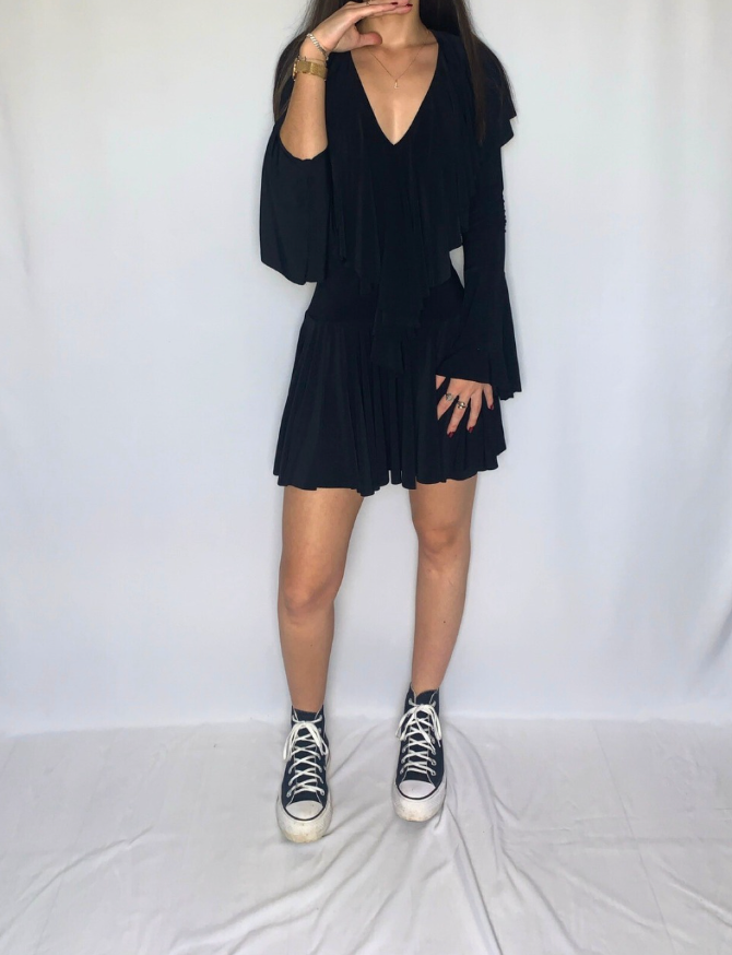 Robe noire élégante cintrée à volants