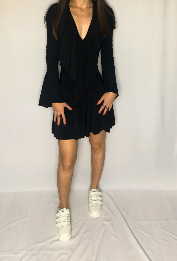 Robe noire élégante cintrée à volants