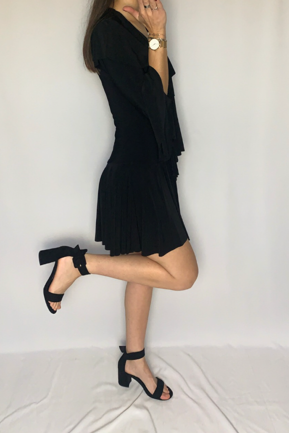 Robe noire élégante cintrée à volants