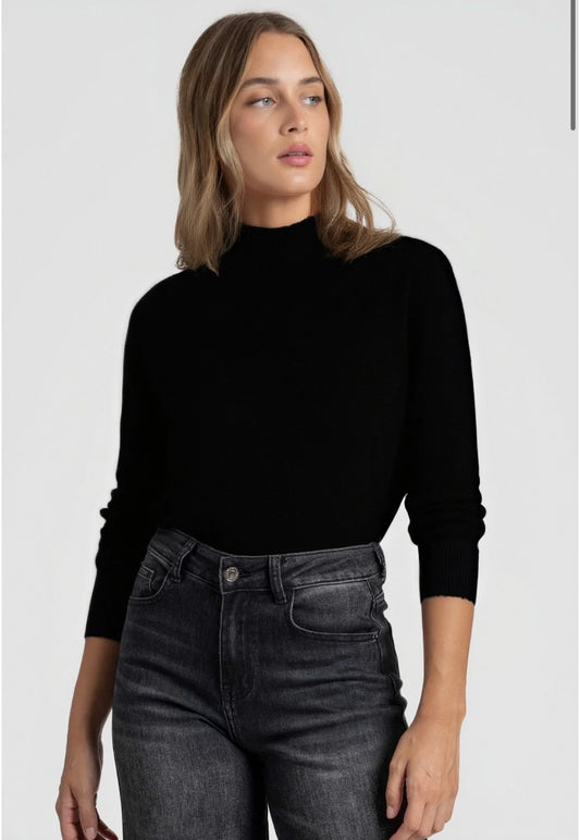 Pull Noir à Col Rond – Le Basique Chic & Confortable