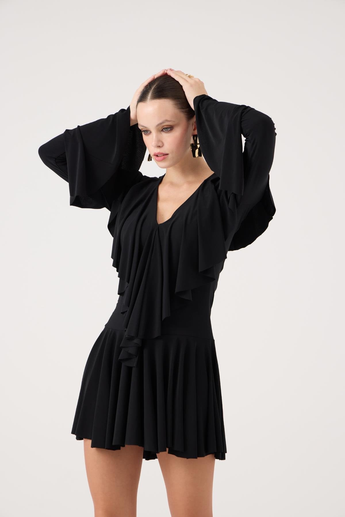 Robe noire élégante cintrée à volants