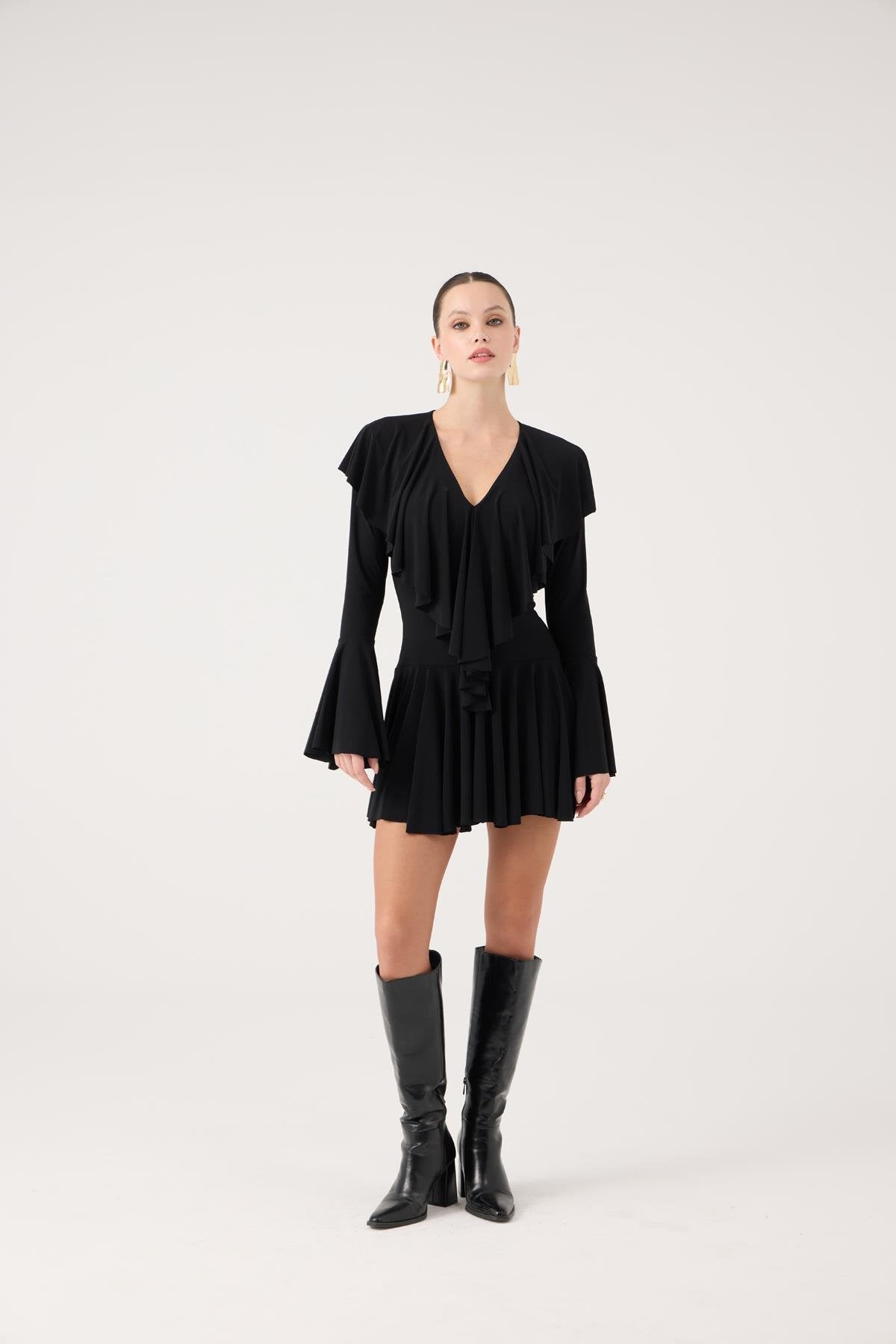 Robe noire élégante cintrée à volants