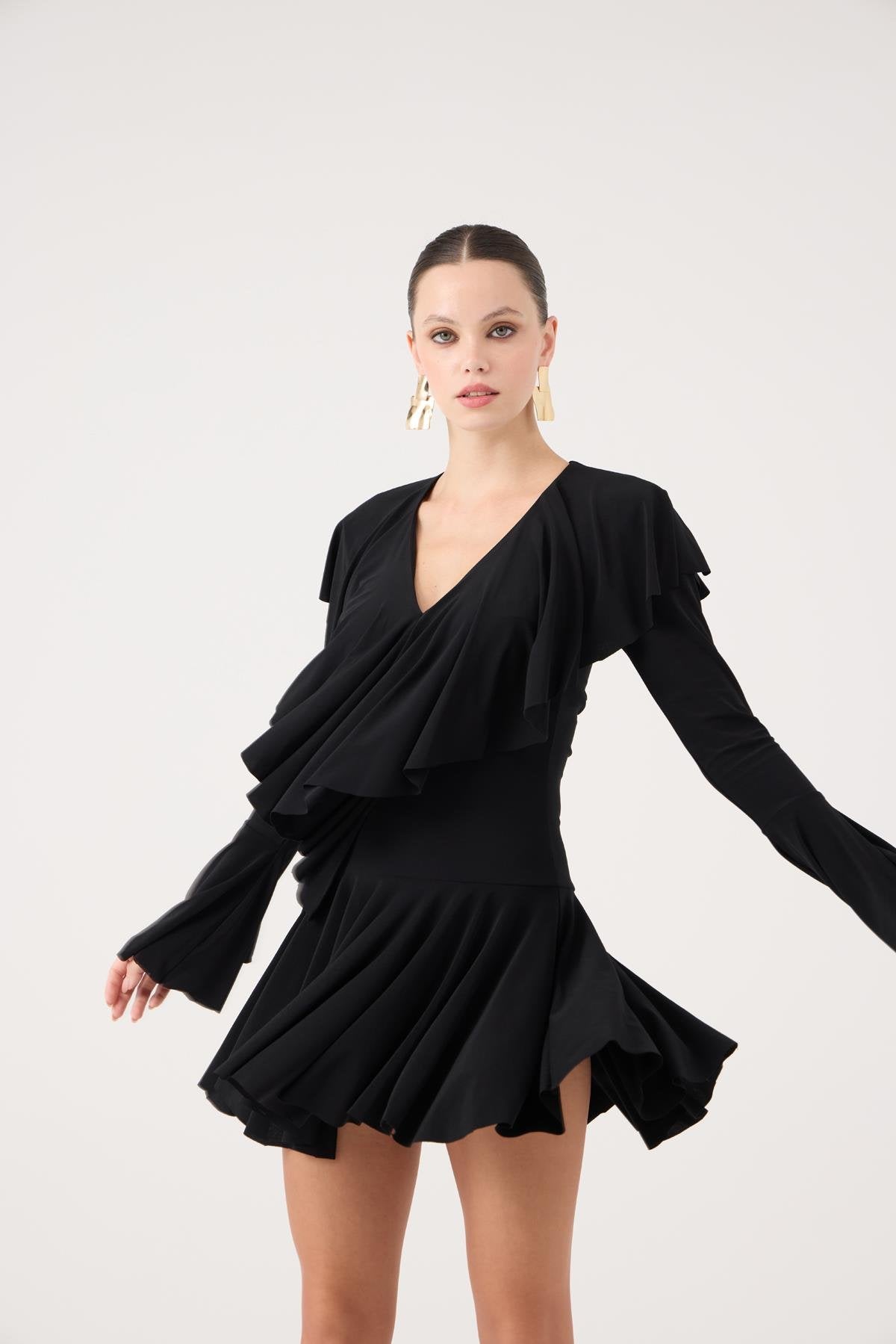 Robe noire élégante cintrée à volants