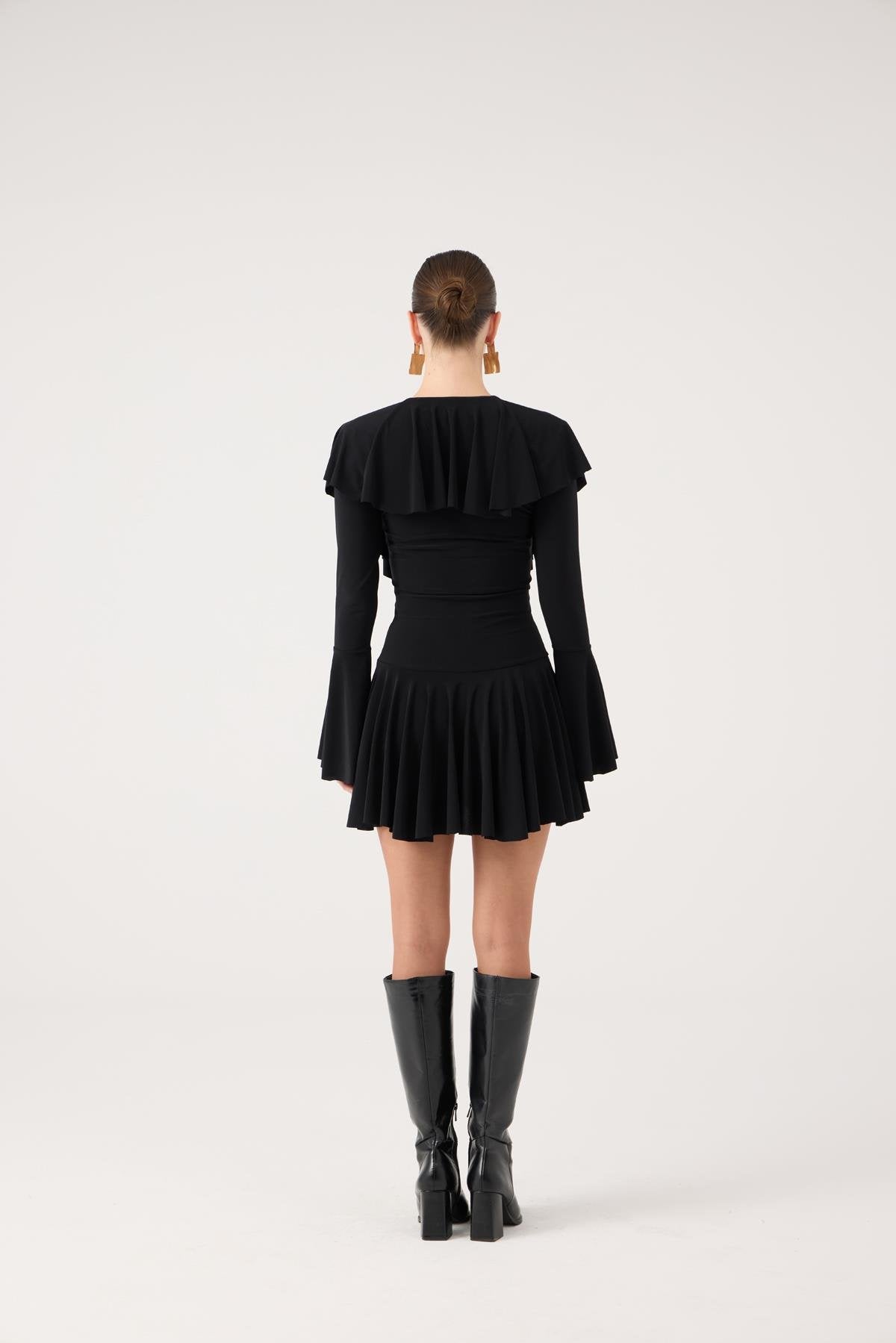 Robe noire élégante cintrée à volants